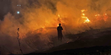 Beylikdüzü’nde caminin bahçesinde korkutan yangın: Alevler metrelerce yükseldi
