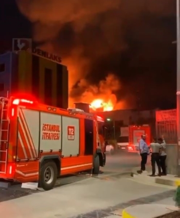 Beylikdüzü’nde iş yerinde büyük yangın