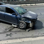 Beylikdüzü’nde makas atarak ilerleyen sürücü iki otomobile çarparak kaza yapınca aracını bırakıp kaçtı