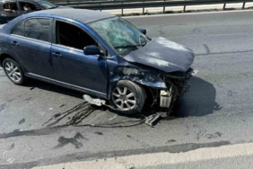 Beylikdüzü’nde makas atarak ilerleyen sürücü iki otomobile çarparak kaza yapınca aracını bırakıp kaçtı