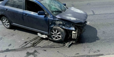 Beylikdüzü’nde makas atarak ilerleyen sürücü iki otomobile çarparak kaza yapınca aracını bırakıp kaçtı