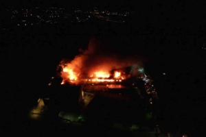 Beylikdüzü’nde mobilya fabrikasındaki yangın havadan görüntülendi