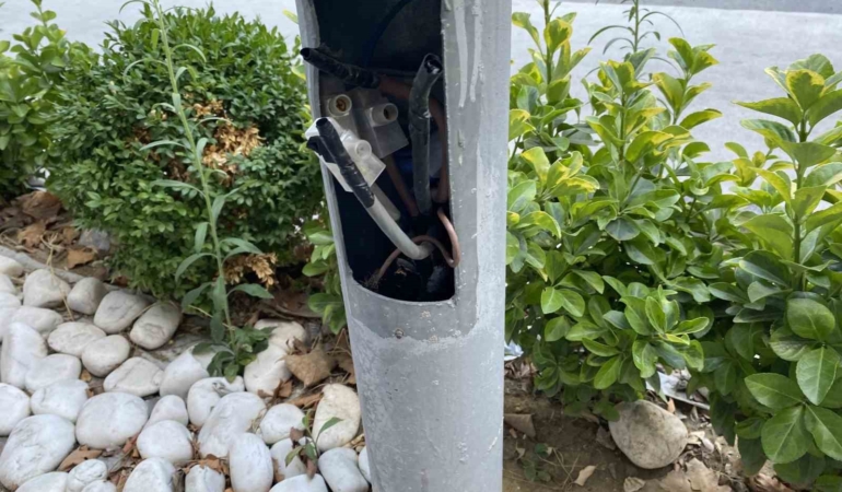 Beylikdüzü’nde “ölüm tehlikesi” saçan aydınlatma direkleri