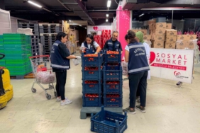 Beyoğlu Belediyesi 25 ton domatesi vatandaşlara ücretsiz olarak dağıttı