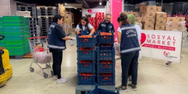 Beyoğlu Belediyesi 25 ton domatesi vatandaşlara ücretsiz olarak dağıttı