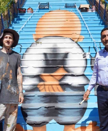 Beyoğlu Belediyesi, merdivenlere Filistin davasının sembollerinden ’Hanzala’ karakterini resmetti