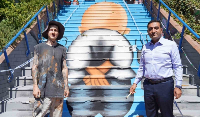 Beyoğlu Belediyesi, merdivenlere Filistin davasının sembollerinden ’Hanzala’ karakterini resmetti