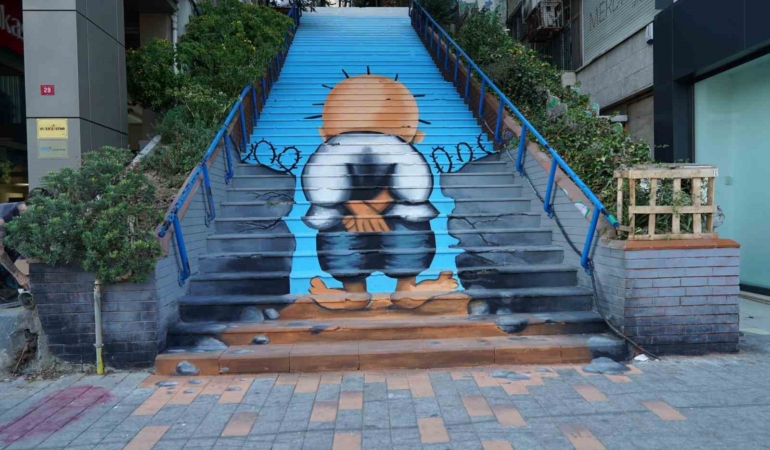 Beyoğlu’nda Filistin davasının sembolü “Hanzala” merdivenlere resmedildi