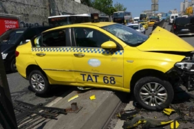 Beyoğlu’nda freni patlayan taksi refüje çıkarak durabildi