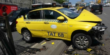 Beyoğlu’nda freni patlayan taksi refüje çıkarak durabildi