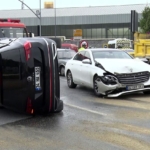 Beyoğlu’nda kaza yapan araç takla attı