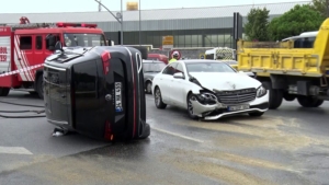 Beyoğlu’nda kaza yapan araç takla attı
