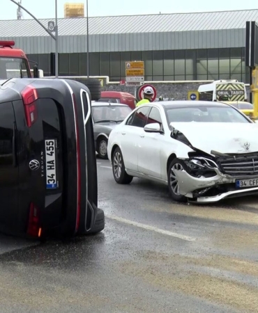 Beyoğlu’nda kaza yapan araç takla attı