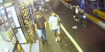 Beyoğlu’nda motosikletle gelip büfeye kurşun yağdırdılar