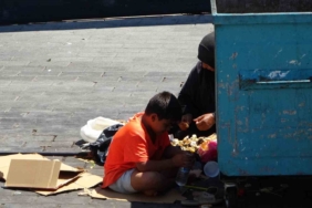 Beyoğlu’nda turistlerden aldığı parayı döviz bürosunda bozduran dilenci yakalandı