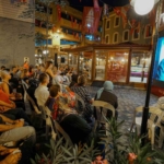 Beyoğlu’nun emeklileri açık hava film gösterimi ile nostalji yaptı