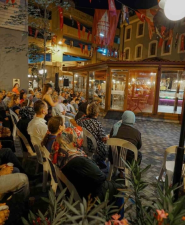 Beyoğlu’nun emeklileri açık hava film gösterimi ile nostalji yaptı