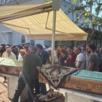 Bıçaklanarak öldürülen ve evlerinde yakılan çift gözyaşları içinde toprağa verildi