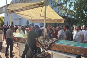 Bıçaklanarak öldürülen ve evlerinde yakılan çift gözyaşları içinde toprağa verildi