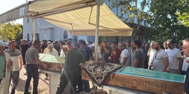 Bıçaklanarak öldürülen ve evlerinde yakılan çift gözyaşları içinde toprağa verildi