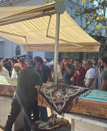 Bıçaklanarak öldürülen ve evlerinde yakılan çift gözyaşları içinde toprağa verildi