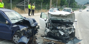 Bilecik’te 2 otomobil kafa kafaya çarpıştı: 1 ölü, 2 yaralı