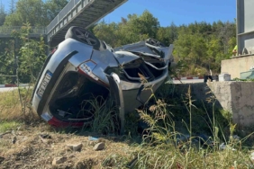 Bilecik’te kontrolden çıkan otomobil üst geçidin beton ayağına çarparak durabildi