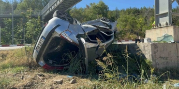 Bilecik’te kontrolden çıkan otomobil üst geçidin beton ayağına çarparak durabildi