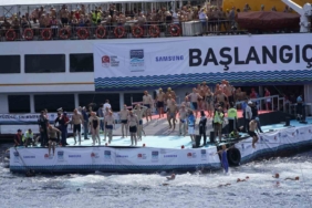 Binlerce yüzücü 36’ncı kez İstanbul Boğazı’nda kıtaları kulaçlarıyla birleştirdi