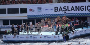 Binlerce yüzücü 36’ncı kez İstanbul Boğazı’nda kıtaları kulaçlarıyla birleştirdi