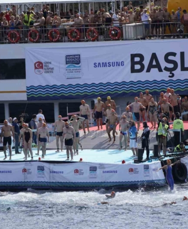 Binlerce yüzücü 36’ncı kez İstanbul Boğazı’nda kıtaları kulaçlarıyla birleştirdi