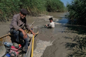 Bir damla su için boğazlarına kadar çamura giriyorlar