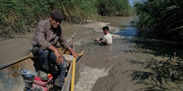 Bir damla su için boğazlarına kadar çamura giriyorlar