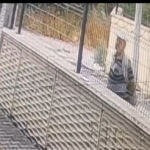 Bir ileri bir geri gitti... Volta atan hırsız kameraya yansıdı