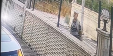 Bir ileri bir geri gitti... Volta atan hırsız kameraya yansıdı