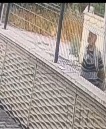 Bir ileri bir geri gitti... Volta atan hırsız kameraya yansıdı