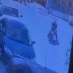 Böyle kaza görülmedi: Kaçan at, motosikletliyi altına aldı