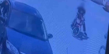 Böyle kaza görülmedi: Kaçan at, motosikletliyi altına aldı