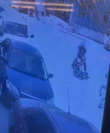 Böyle kaza görülmedi: Kaçan at, motosikletliyi altına aldı