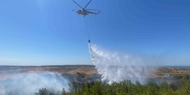 Bozcaada’da ziraat alanında başlayan yangın ormanlık alana sıçradı