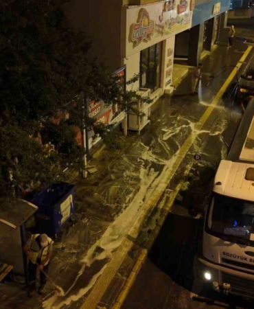 Bozüyük’te ana cadde kaldırımları esnafların kaldırdığı  tezgahların ardından köpüklü yıkama ile temizlendi
