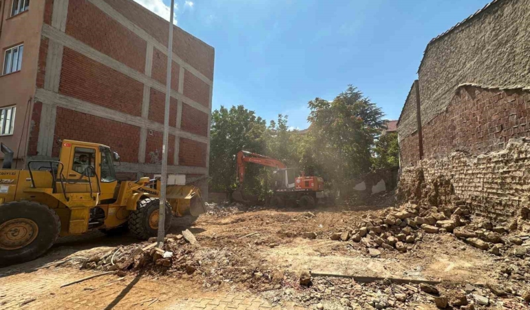 Bozüyük’te  metruk binalar yıkılıyor