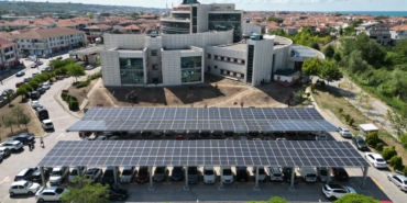 Bu hastane tükettiğinin iki katı enerji üretiyor