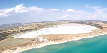 Buharlaşan göl tuzla kaplandı