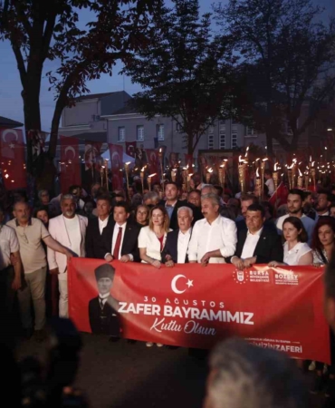 Bursa’da 30 Ağustos coşkusu...Binlerce kişi fener alayında buluştu, Nilüfer’i dinledi