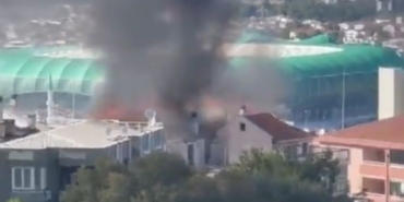 Bursa’da 5 katlı apartmanın çatısı alev alev yandı