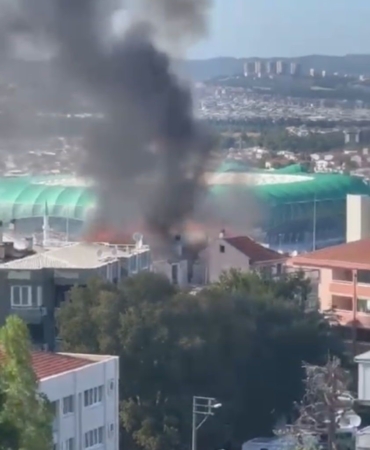 Bursa’da 5 katlı apartmanın çatısı alev alev yandı