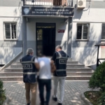 Bursa’da azılı dolandırıcı, parkta otururken yakalandı