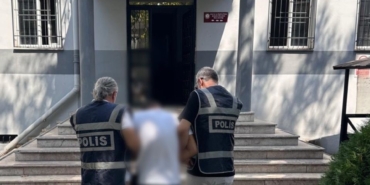 Bursa’da azılı dolandırıcı, parkta otururken yakalandı