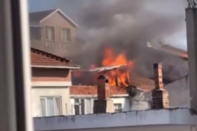 Bursa’da binanın çatısı alevlere teslim oldu